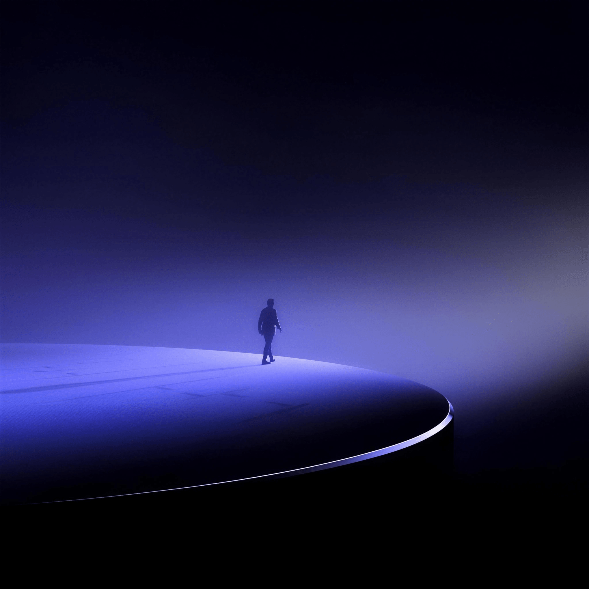 Silhouette su una piattaforma illuminata, metafora del percorso verso il futuro digitale.